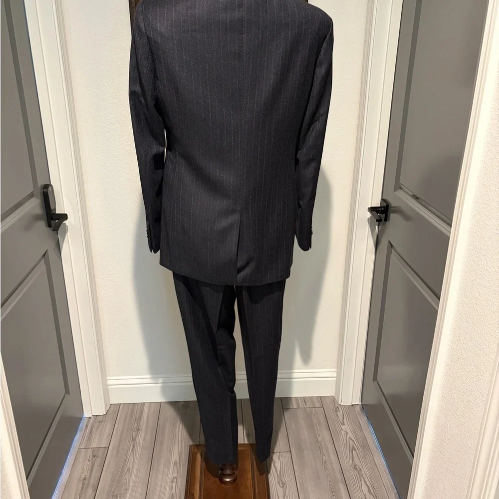 Elegant Charcoal Grey Banana Republic Luxury Suit 100% Wool